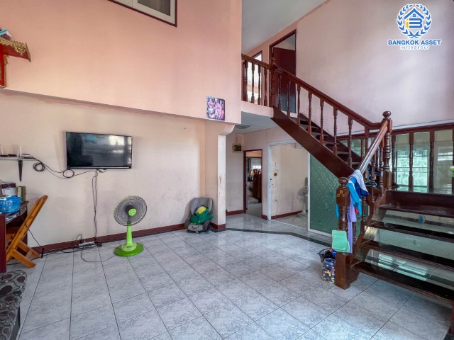 *****บ้านเดี่ยวมือสองย่านปทุมธานี ม.ชวนชื่นการ์เด้นวิลล์ บางเดื่อ-ปทุมธานี เนื้อที่กว้างขวางถึงเกือบ 62 ตร.ว. ฟังก์ชันจัดเต็ม 4 ห้องนอน 2 ห้องน้ำ 2 ที่จอดรถ บ้านสภาพดี บนทำเลแห่งการเดินทาง ใกล้ทางด่วน "ศรีสมาน" ราคาถูกสุดในย่านนี้!